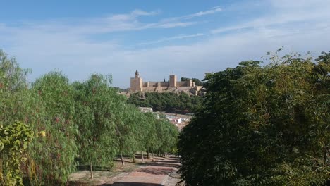 Luftaufnahmen-Mit-Drohne-über-Der-Monumentalen-Stadt-Südandalusiens-In-Antequera,-Málaga,-Ansichten-Ihrer-Burg-Und-Des-Monumentalen-Bereichs-Dieser-Weltkulturerbestadt