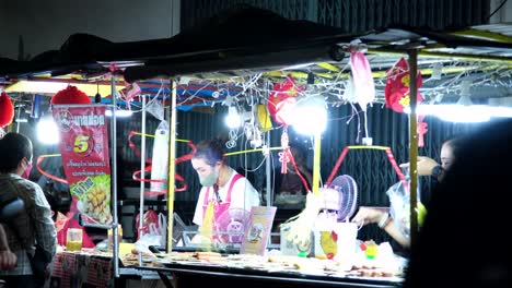 Night-Market-in-Thailand-with-sellers-and-people