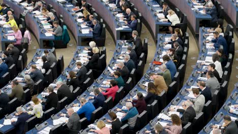 Miembros-Del-Parlamento-Europeo-Votando-Durante-La-Sesión-Plenaria-De-La-Ue-En-Estrasburgo,-Francia---Toma-Panorámica