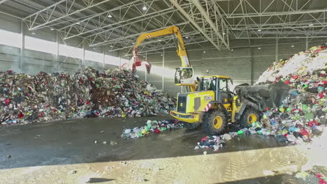 LKWs-Bei-Der-Arbeit-In-Der-Mülldeponie
