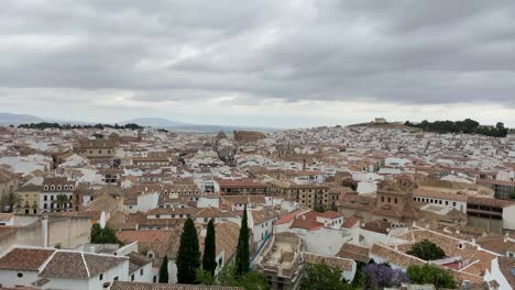 Zeitraffer-Luftaufnahmen-Mit-Drohne-über-Der-Monumentalen-Stadt-Südandalusiens-In-Antequera,-Málaga,-Ansichten-Der-Burg-Und-Des-Monumentalen-Bereichs-Dieser-Weltkulturerbestadt