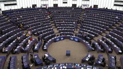 Miembros-Del-Parlamento-Europeo-Saliendo-De-La-Sala-Del-Hemiciclo-Después-De-La-Sesión-Plenaria-De-La-Ue-En-Estrasburgo,-Francia---Lapso-De-Tiempo