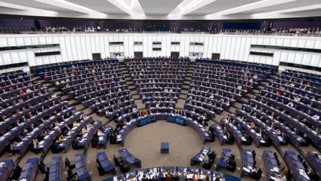 Miembros-Del-Parlamento-Europeo-Votando-Durante-La-Sesión-Plenaria-De-La-Ue-En-Estrasburgo,-Francia---Gran-Angular