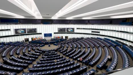 El-Hemiciclo-Durante-Los-Debates-En-La-Sesión-Plenaria-Del-Parlamento-Europeo-En-Estrasburgo,-Francia---Toma-Panorámica-De-Gran-Angular