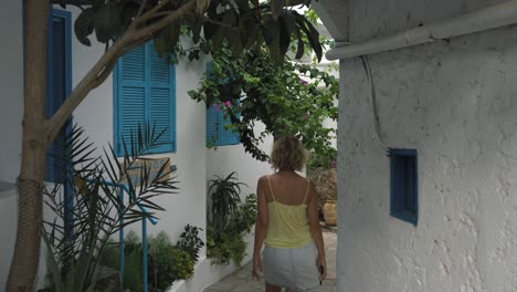 Ansicht-Einer-Touristischen-Frau,-Die-Im-Dorf-Loutro-Auf-Kreta-Spaziert,-Aus-Der-Sicht-Der-POV