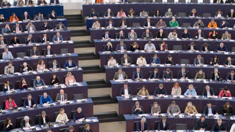 Miembros-Del-Parlamento-Europeo-Votando-Durante-La-Sesión-Plenaria-De-La-Ue-En-Estrasburgo,-Francia---Toma-Panorámica