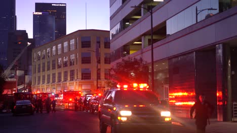 Camión-De-Bomberos-Con-Luces-Intermitentes-Y-Sirenas