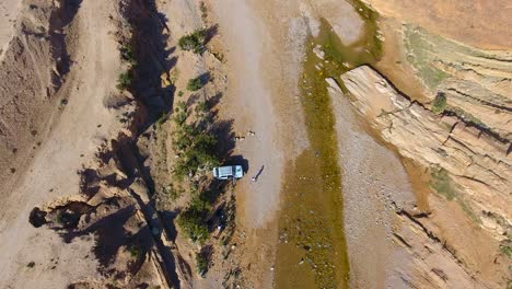 Drohnenaufnahme-Eines-Flusses-Zwischen-Wüstenbergen-In-Bousaada,-Algerien