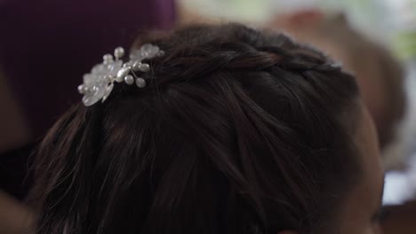 Schöne-Kleine-Weiße-Haarspange-Mit-Blumen-In-Schwarzem-Wunderschönem-Haar