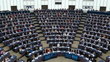 Cámara-Plenaria-Del-Parlamento-Europeo-Durante-Los-Debates-En-Estrasburgo,-Francia---Tiro-Inclinado-Hacia-Arriba