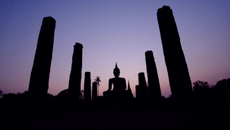 Dramatische-Silhouetten-Im-Hintergrund,-Ein-Pfosten-Und-Buddha-Während-Des-Sonnenuntergangs