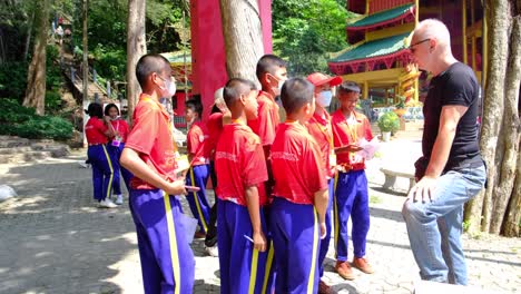 Estudiantes-De-Tailandia-Charlando-Con-Un-Hombre-Caucásico