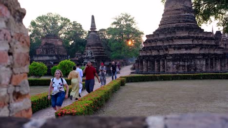Gente-Saliendo-De-Un-Edificio-De-Atracción-Turística-Sukhothai,-La-Ciudad-Más-Antigua-De-Tailandia