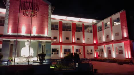 Edificio-Del-Hospital-Militar-Con-Buda-Blanco-Desde-Un-ángulo-Plano-Por-La-Noche-Video-Tomado-En-Delhi-Cant-India-El-02-De-Marzo-De-2023