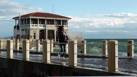 Una-Mujer-Turca-De-Mediana-Edad-Huye-De-Las-Olas-En-El-Histórico-Muelle-De-Moda-En-Estambul-En-Cámara-Lenta