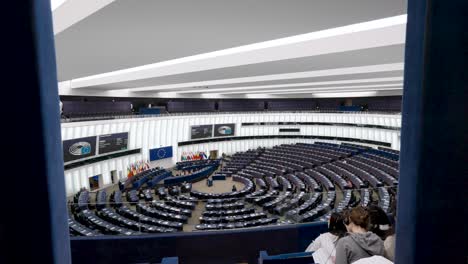 Toma-Cinematográfica-De-La-Sesión-Plenaria-De-Representantes-En-El-Parlamento-Europeo-En-Estrasburgo,-Francia---Estudiantes-Escuchando-En-La-Tribuna