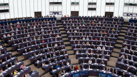 Sala-Plenaria-Del-Congreso-Del-Parlamento-Europeo-Con-Políticos-Aplaudiendo-Después-Del-Discurso-En-Estrasburgo,-Francia