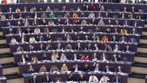 Miembros-Del-Parlamento-Europeo-Votando-Durante-La-Sesión-Plenaria-De-La-Ue-En-Estrasburgo,-Francia---Tiro-Estático-Medio