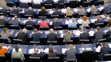 Miembros-Del-Parlamento-Europeo-Votando-Durante-La-Sesión-Plenaria-De-La-Ue-En-Estrasburgo,-Francia---Primer-Plano,-Vista-Trasera