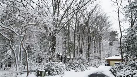Ein-Haus,-Das-Nach-Einem-Unwetter-Am-Ende-Der-Saison-Mit-Schnee-Bedeckt-Ist