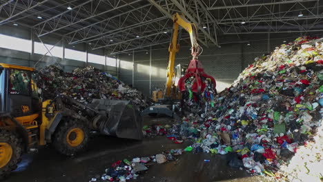 Bagger-Und-Kran-Laden-Müllhaufen-In-Recyclinghofhalle,-Luftaufnahme