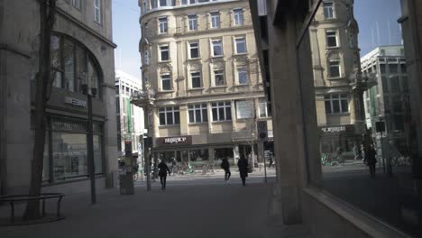 Gente-Caminando-En-El-Distrito-De-Negocios---Schlossplatz-En-El-Centro-De-Stuttgart-En-4k,-Arquitectura-Clásica-De-Alemania,-Famosa,-Lente-Roja-Komodo-Cooke-Mini-S4i-Calidad-Premium-|-Noticias