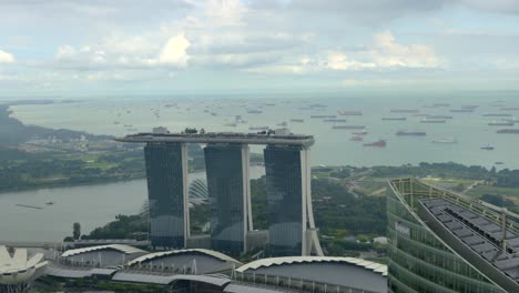 Blick-Auf-Singapur-Vom-Dach-Des-Gebäudes,-Marina-Bay,-Helix-Brücke,-Flyer,-Museum,-Keppel-Gebäude,-Schrägaufnahme