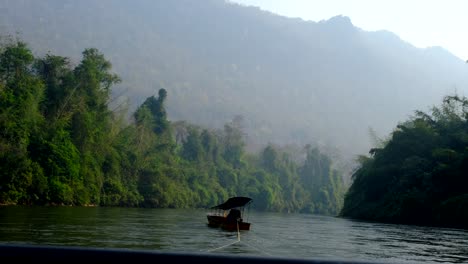 Die-Umwelt-Der-Natur-Liegt-In-Rauch,-Ein-Fluss-Mit-Einem-Boot-In-Thailand
