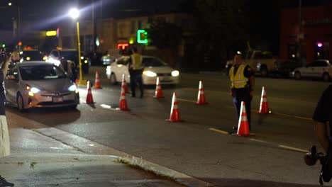 Policía-Realizando-Control-De-Conducción-En-Estado-De-Ebriedad