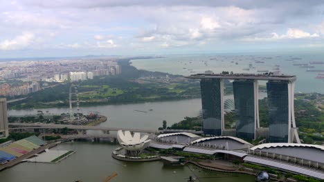 Singapur-view-from-rooftop-building-Marina-Bay-Helix-bridge-Flyers-Museum-cloudy-day
