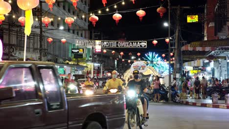 Vehicles-and-night-lights-on-the-move