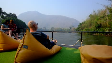 Un-Hombre-Relajándose-Con-Vistas-Al-Río,-La-Montaña-Y-El-Bosque