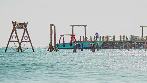 Zeitraffer-Der-Insel-Giftun,-Hurghada,-Ägypten:-Menschen-Baden-Im-Roten-Meer-Mit-Yachten,-Die-In-Der-Orange-Bay-Vor-Anker-Liegen