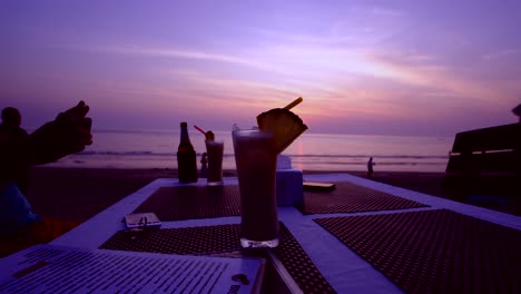 Cocktails-Und-Drinks-Am-Strand-Bei-Sonnenuntergang-Mit-Nicht-Wiederzuerkennenden-Menschen-Im-Hintergrund