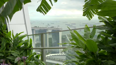 Bananenblattblick-Auf-Die-Marina-Bay-Vom-Capitaspring-Sky-Garden-Singapur