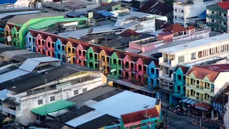 Nebeneinander-Mehrfarbige-Gemeinschaftsladenhäuser-Und-Häuser-In-Der-Stadt-Betong,-Thailand