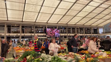 Many-people-buy-fresh-produce-and-goods-directly-from-farmers-at-the-Cascais-market