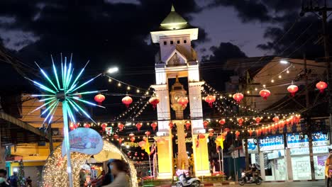 Luces-Nocturnas-De-La-Ciudad-Con-Linternas-Chinas-Y-Gente-Caminando-Durante-El-Festival-De-Betong-En-Tailandia