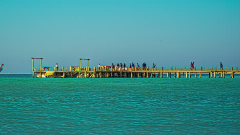 Giftun-Island-Docks-People-boarding-yatch,-Time-lapse