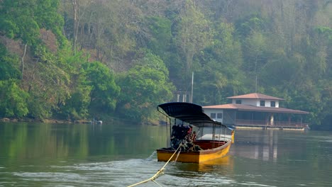 Barco-De-Tailandia-Navegando-En-Medio-Del-Bosque-Con-Una-Casa-Al-Fondo