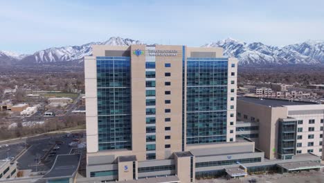 Volando-Sobre-El-Centro-Médico-Intermountain-En-Murray-City-Utah