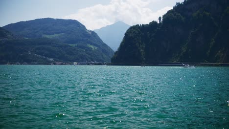 Barcos-De-Vela-De-Vista-Pacífica-Que-Se-Mueven-En-El-Lago-De-Montaña---Montañas-Hergiswil-Suiza-En-4k