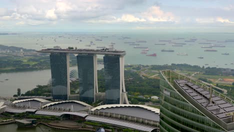 Blick-Auf-Singapur-Vom-Dach-Des-Gebäudes,-Marina-Bay,-Helix-Brücke,-Flyer,-Museum,-Schwenk,-Aufnahme,-Hafenviertel