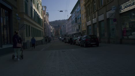 Belebte-Kreuzung-An-Der-Straßenecke---Schlossplatz-In-Der-Innenstadt-Von-Stuttgart-In-4K,-Klassische-Deutsche-Architektur,-Berühmt,-Rotes-Komodo-Cooke-Mini-S4i-Objektiv-In-Premiumqualität-|-Nachricht