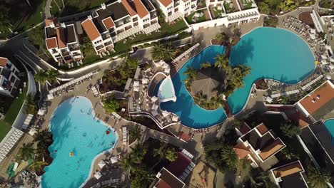 Luftaufnahme-Von-Oben-Nach-Unten-Eines-Luxusresorts-Auf-Fuerteventura,-Spanien,-Kanarische-Inseln,-Konzept-Zur-Inflation-Der-Immobilienmiete