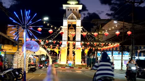 Escena-Nocturna-De-La-Torre-Del-Reloj-De-La-Ciudad-De-Betong-Con-Coloridos-Farolillos-Chinos-Y-Gente-Durante-El-Festival