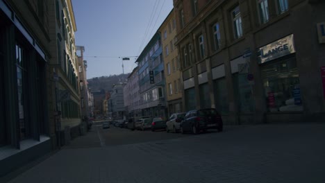 Aparcamiento-En-Zona-Oscura--Schlossplatz-En-El-Centro-De-Stuttgart-En-4k,-Arquitectura-Clásica-De-Alemania,-Famoso,-Rojo-Komodo-Cooke-Mini-S4i-Lens-Calidad-Premium-|-Noticias