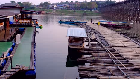 Songkla-Buri-Häuser-Am-Wasser-Und-Bambusplattformen