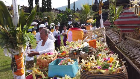 La-Gente-De-Bali-Da-Ofrendas-Coloridas-Para-La-Ceremonia-Hindú-Balinesa-En-El-Templo-Madre-De-Besakih,-Karangasem