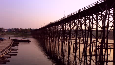 Künstliche-Lange-Holzbrücke-Zum-Hin--Und-Herüberqueren-In-Songkla-Buri-Thailand-Bei-Sonnenuntergang